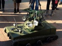 Самые актуальные фото 11 ноября: танк-разведчик для АТО, столкновения в Польше