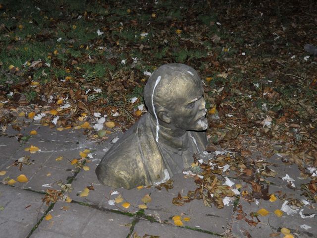 В Запорожье снесли еще один памятник Ленину (Фото) В Запорожье снесли еще один памятник Ленину (Фото)