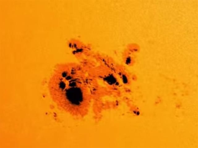 NASA зафиксировала на Солнце огромное черное пятно (Видео)
