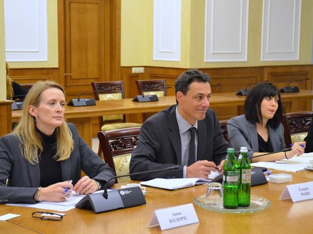 В Украину прибыла делегация Гаагского суда В Украину прибыла делегация Гаагского суда