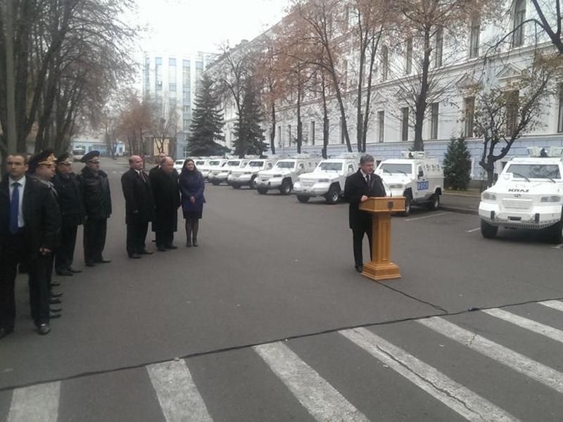 Украина передаст миссии ОБСЕ автомобили во временное пользование, — Порошенко