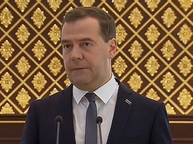 Мєдвєдєв пропонує відмовитись від санкцій проти РФ Мєдвєдєв пропонує відмовитись від санкцій проти РФ