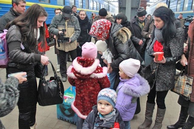 З окупованого Криму та зони АТО втекли більше 461 тис осіб, — МОЗ