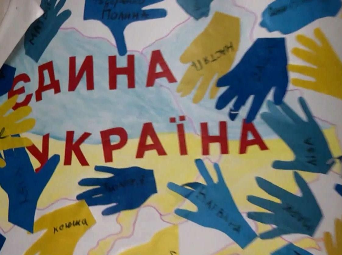 Діти беруть участь у благодійному аукціоні для АТО Діти беруть участь у благодійному аукціоні для АТО