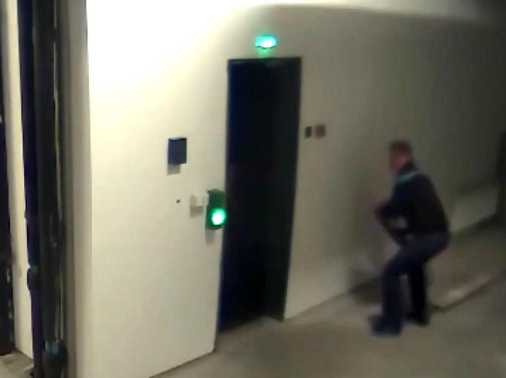 Зрадника, який здав терористам донецький аеропорт, віддали під суд Зрадника, який здав терористам донецький аеропорт, віддали під суд