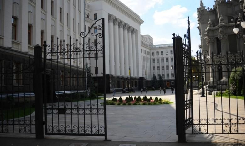 Спроба знести паркан біля Адміністрації Президента завершилась зіткненнями (Відео) Спроба знести паркан біля Адміністрації Президента завершилась зіткненнями (Відео)