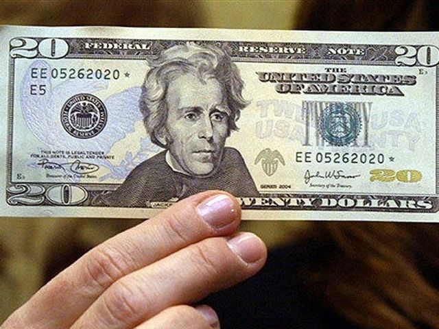 В Госдуму внесен закон, запрещающий россиянам пользоваться долларами
