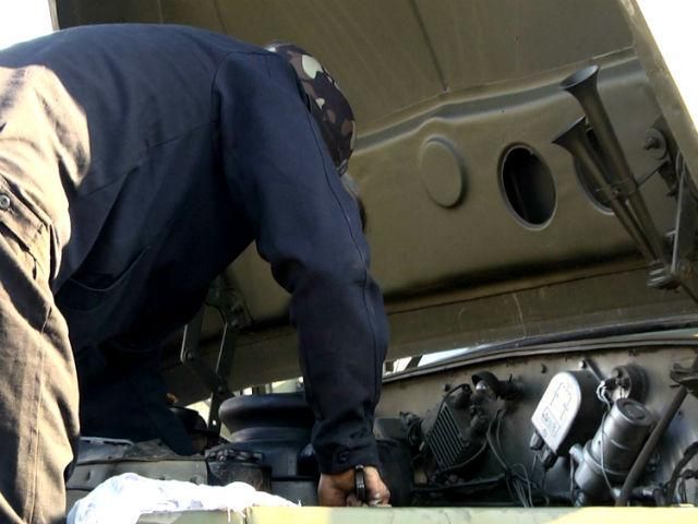 Подо Львовом военные дают "вторую жизнь" списанным старым машинам Подо Львовом военные дают "вторую жизнь" списанным старым машинам