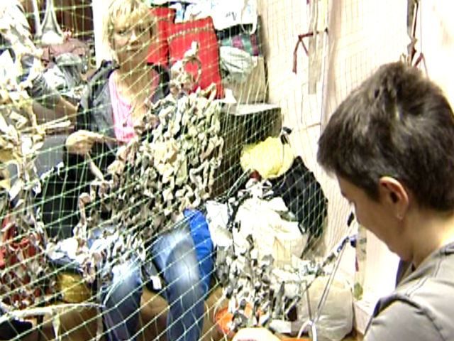 Харківські “берегині” плетуть маскувальні сітки для військової техніки Харківські “берегині” плетуть маскувальні сітки для військової техніки