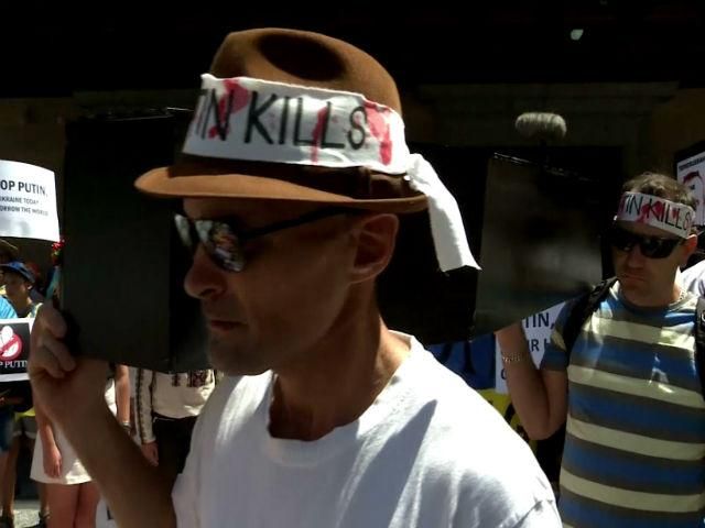 В Австралії активісти із закривавленими пов’язками "Путін вбивця" зустрічали президента РФ В Австралії активісти із закривавленими пов’язками "Путін вбивця" зустрічали президента РФ