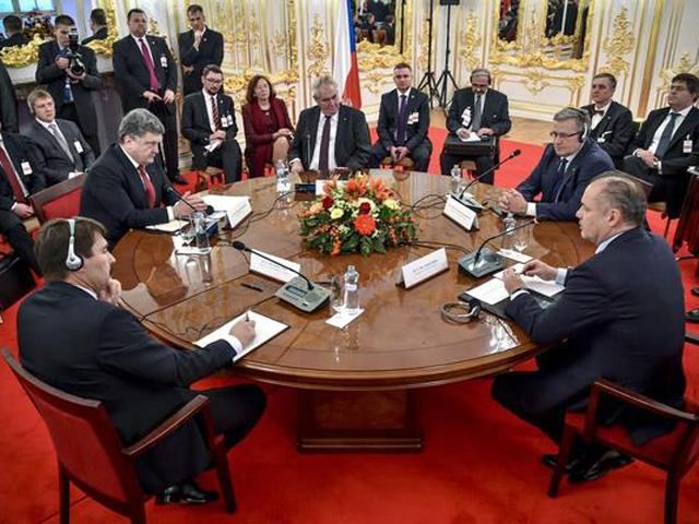 Президент Угорщини до Порошенка: Ми продовжуватимемо виконувати рішення щодо санкцій Президент Угорщини до Порошенка: Ми продовжуватимемо виконувати рішення щодо санкцій