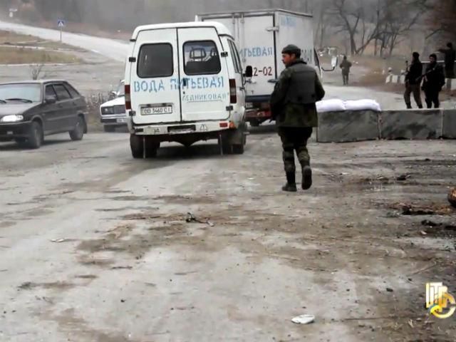 Бійці на блокпостах перевіряють авто та попереджають про небезпечні ділянки Бійці на блокпостах перевіряють авто та попереджають про небезпечні ділянки