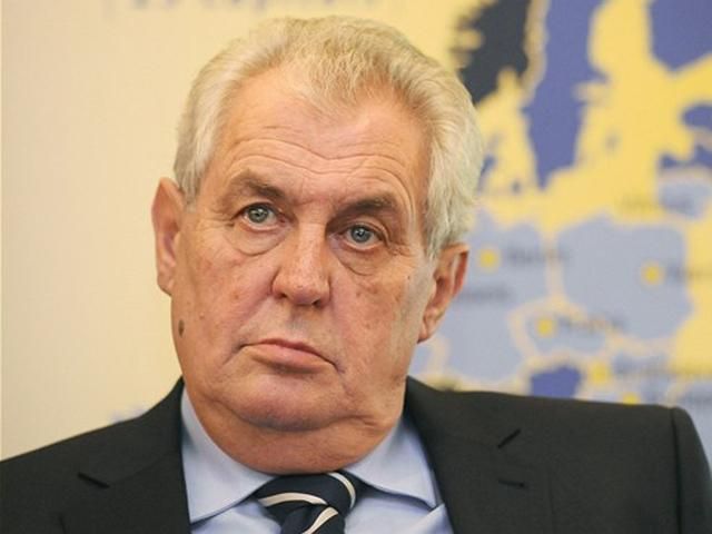 Чехи требуют отставки президента. В Земана полетели яйца (Фото, Видео)