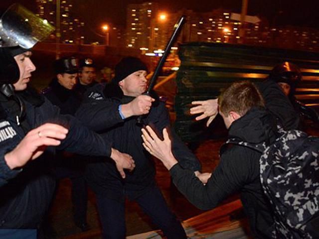 В Киеве милиция подралась с противниками новостройки