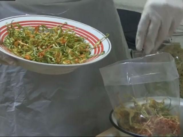 Черкаські волонтерки готують "Укропський сухпай" Черкаські волонтерки готують "Укропський сухпай"