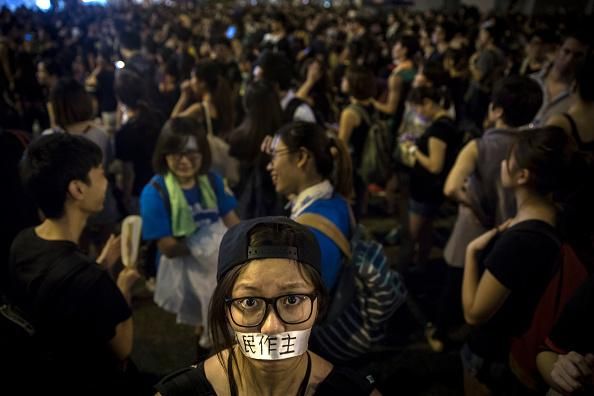 В Гонконге полиция разбирает баррикады - 18 ноября 2014 - Телеканал новин 24