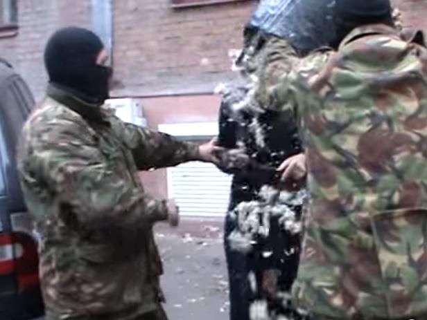 У Запоріжжі провели "люстрацію" екс-чиновниці - облили олією і обсипали пір'ям (Відео)