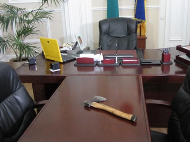 Депутат Каплін сокирою виламав двері кабінету мера Полтави (Фото. Відео)