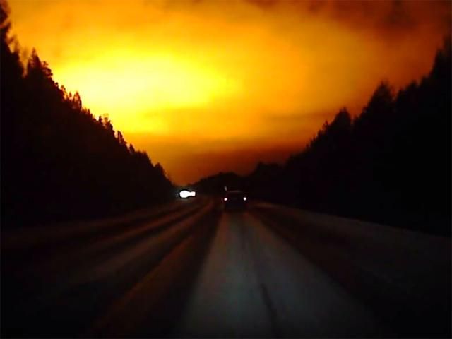 Жителі Росії зафіксували вогняний спалах у небі (Відео)