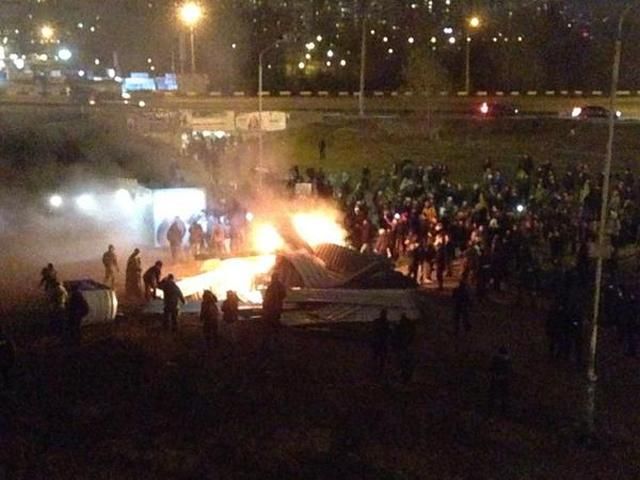 Протести на Осокорках продовжились: обурені кияни палять дошки (Фото)