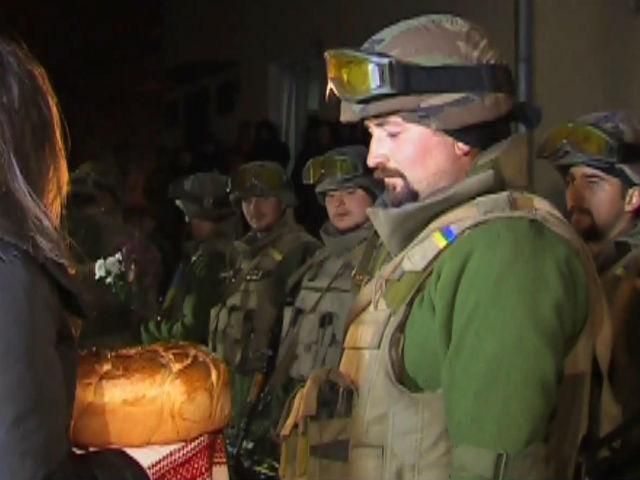 В Черновцах встречали бойцов Нацгвардии В Черновцах встречали бойцов Нацгвардии
