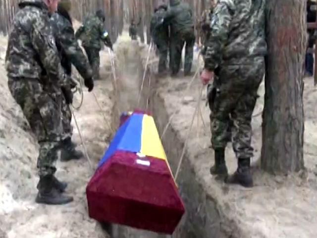 У Старобільську поховали невідомих бійців, що загинули на 32 блокпосту У Старобільську поховали невідомих бійців, що загинули на 32 блокпосту