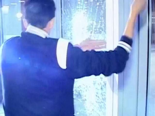 У Гонконгу мітингувальники штурмували будівлю міської адміністрації У Гонконгу мітингувальники штурмували будівлю міської адміністрації