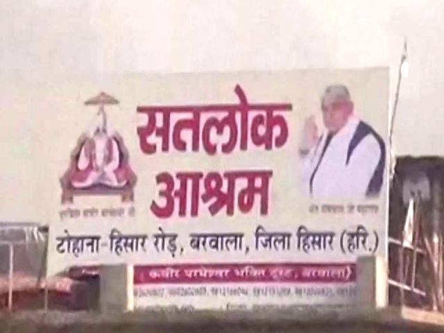 В Індії послідовники самопроголошеного гуру побились з поліцією В Індії послідовники самопроголошеного гуру побились з поліцією