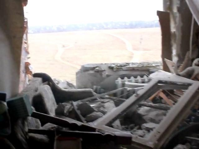 В Енакиево снаряд превратил дом в руины