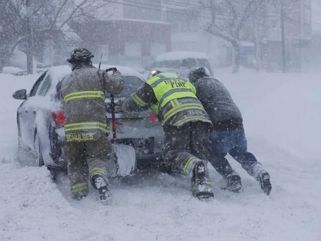 Снежная буря в Нью-Йорке: погибли 5 человек (Фото)