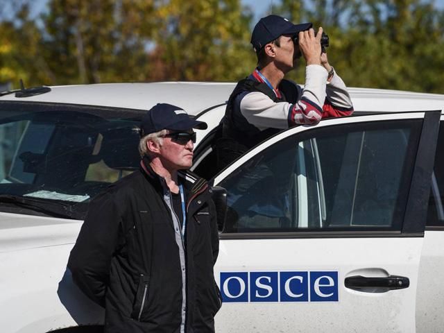 В ОБСЄ заявили, що військові обстріляли машини місії В ОБСЄ заявили, що військові обстріляли машини місії