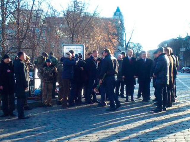 Порошенкові кричали “Ганьба!” на Інститутській Порошенкові кричали “Ганьба!” на Інститутській