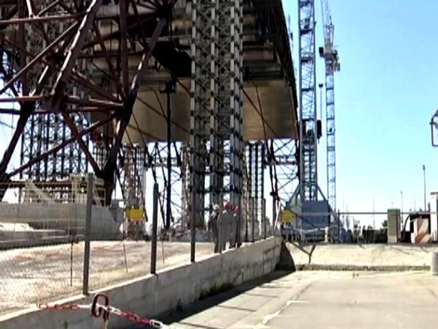 На Чорнобильській АЕС завершили зведення арки саркофага