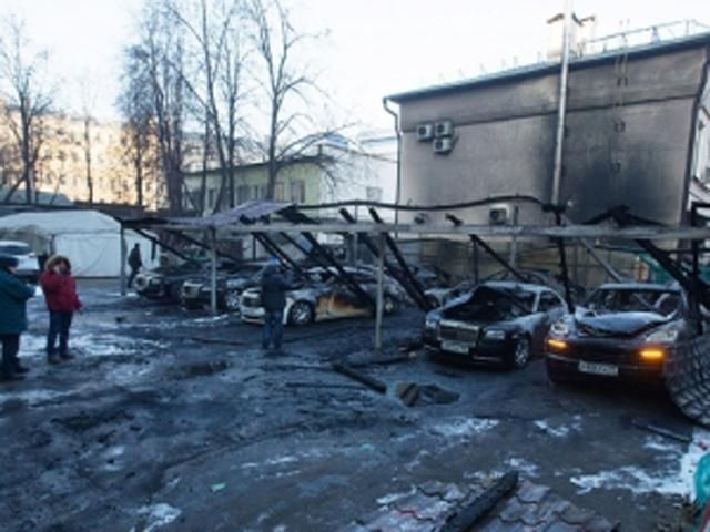 У центрі Москви згоріли 13 автомобілів Rolls-Royce, Bentley і Porsche (Відео)