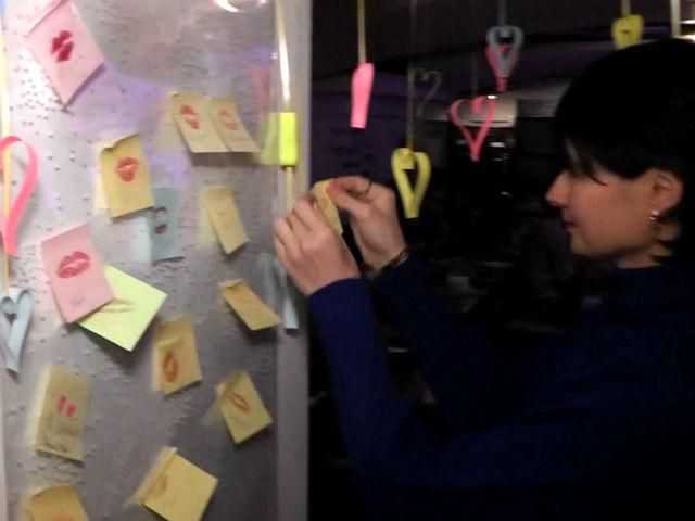 До дня ЗСУ дівчата готують військовим листи з поцілунками та подарунками До дня ЗСУ дівчата готують військовим листи з поцілунками та подарунками