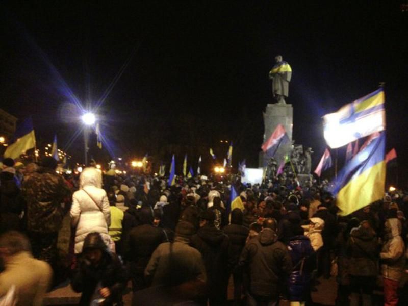 У Харкові відзначили річницю Євромайдану ходою з 100-метровим прапором України (Фото)