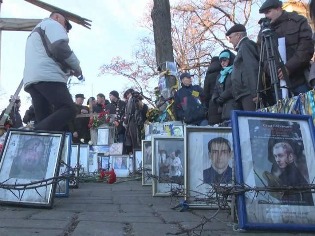 Гнев людей заставил Порошенко присвоить Небесной сотни звания Героев Украины