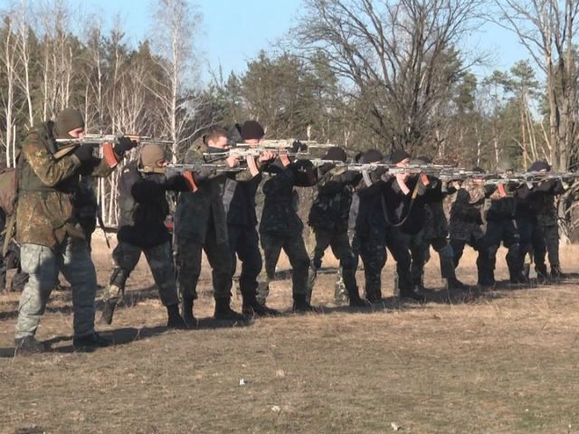 Новобранці батальйону "Донбас" проходять вишкіл під Києвом Новобранці батальйону "Донбас" проходять вишкіл під Києвом
