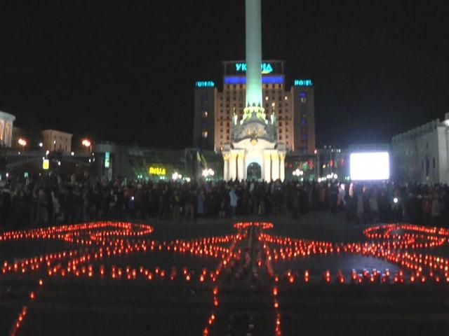 К годовщине Майдана в столице зажгли свечи