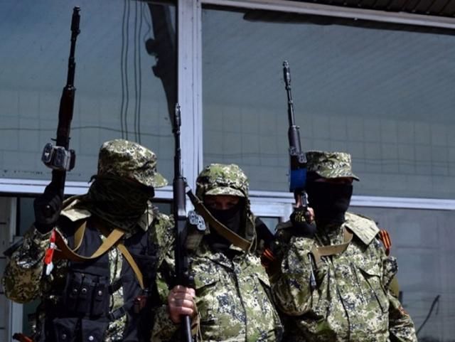 На Луганщині бойовики відібрали харчі у пасажирів автобуса На Луганщині бойовики відібрали харчі у пасажирів автобуса