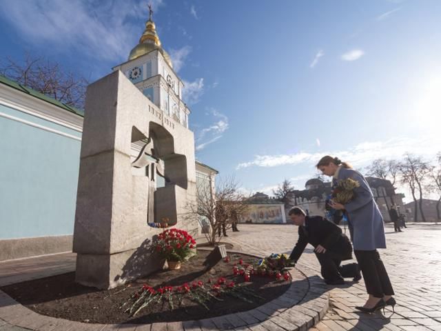 Президент с супругой возложили цветы к Памятному знаку жертвам Голодомора