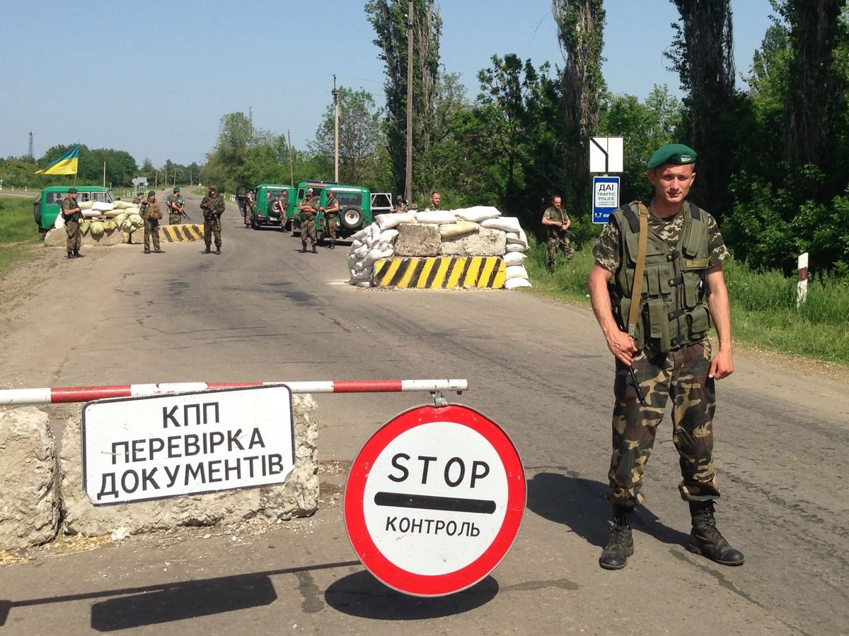 Украинские пограничники задержали грузовики с салом для боевиков