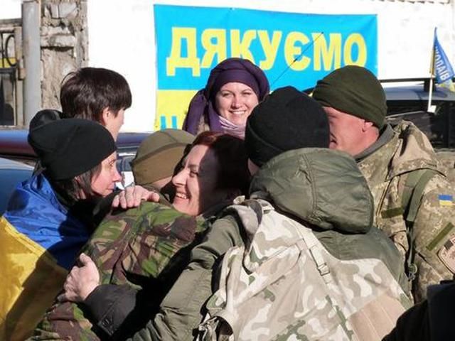 У Миколаєві зустріли захисників донецького аеропорту (Фото. Відео) У Миколаєві зустріли захисників донецького аеропорту (Фото. Відео)