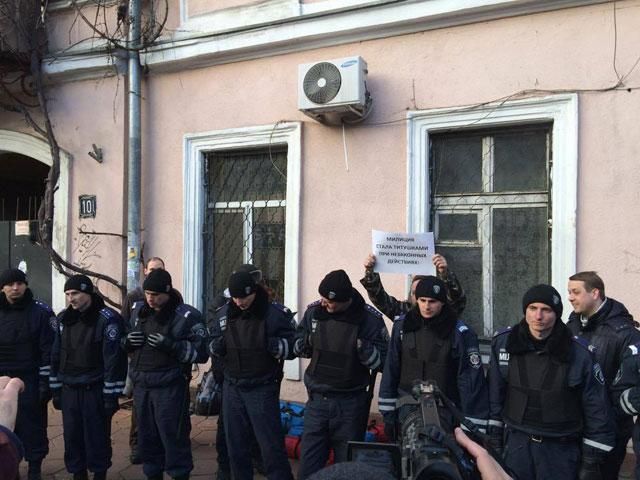 Милиционеры поломали палатки Евромайдана в Одессе (Фото. Видео) Милиционеры поломали палатки Евромайдана в Одессе (Фото. Видео)