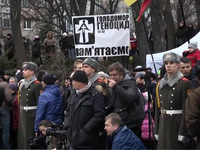 Украинцы почтили память жертв Голодомора 1932-1933 годов Украинцы почтили память жертв Голодомора 1932-1933 годов