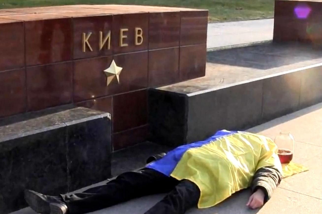 У Москві влаштували мистецьку акцію "кров бандерівця"