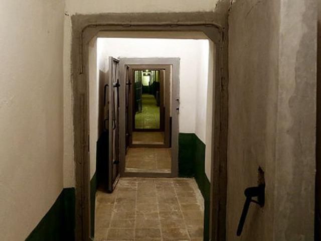 У Албанії відкрили бункер диктатора Ходжа, де він ховався від ядерної бомби У Албанії відкрили бункер диктатора Ходжа, де він ховався від ядерної бомби