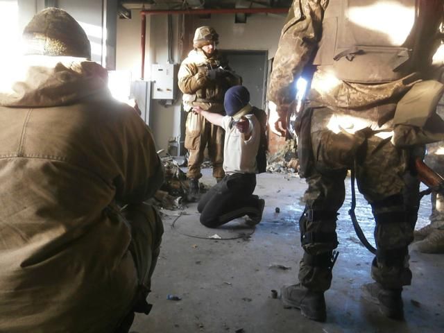 Горе-сепаратист пробився до "кіборгів", щоб здатися у полон Горе-сепаратист пробився до "кіборгів", щоб здатися у полон