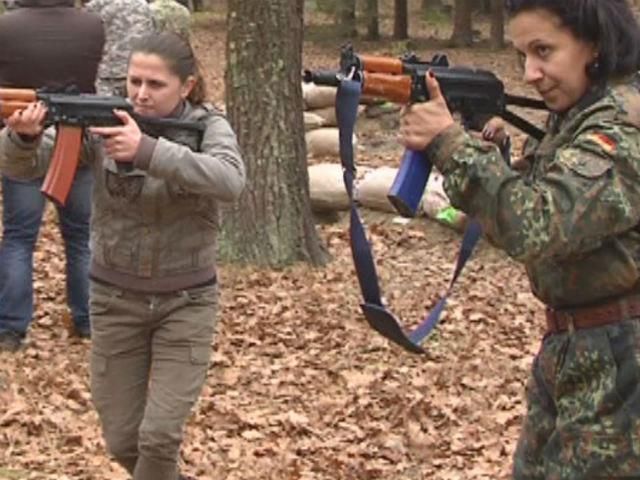 Винницкие женщины взяли в руки оружие Винницкие женщины взяли в руки оружие