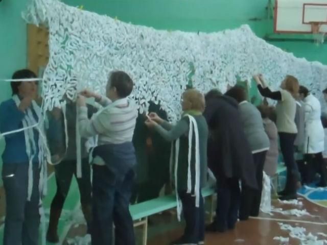 Дніпропетровські волонтерки плетуть для бійців АТО "сніжні" сітки